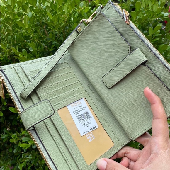 Michael Kors Jet Set Travel LG Double Zip Wristlet - Picture 3 of 5